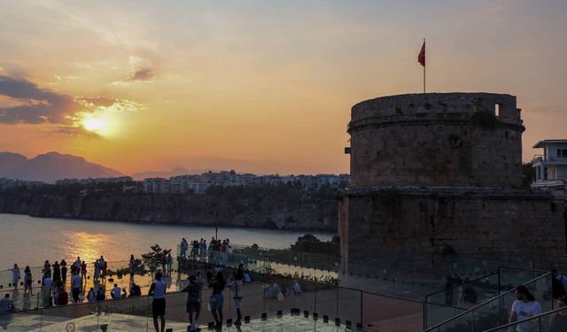 Antalya Hıdırlık Kulesi Tarihiyle Ziyaretçilerini Bekliyor