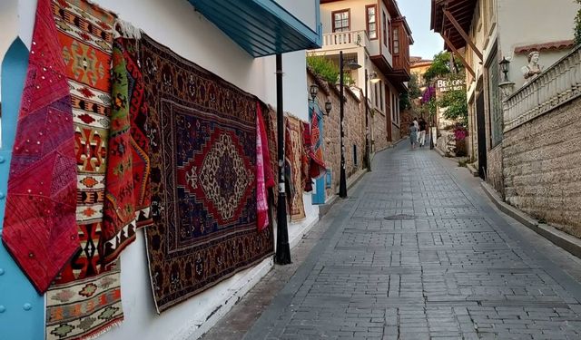 Antalya Kaleiçi Tarihi Dokusuyla Ziyaretçileri Büyülüyor