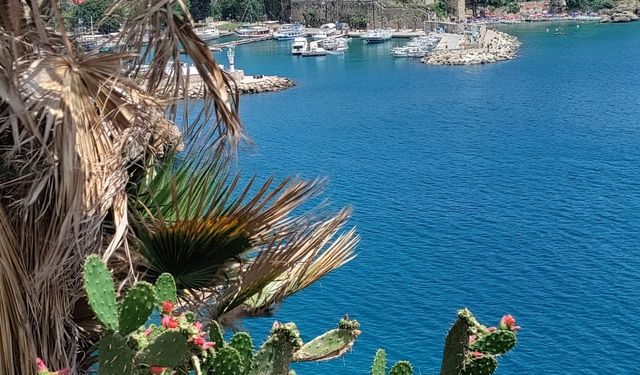 Antalya Kaleiçi Yat Limanı Yazın Turist Akınına Uğruyor
