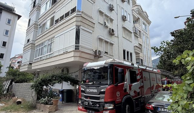 Antalya'da apartman dairesi yangında hasar gördü