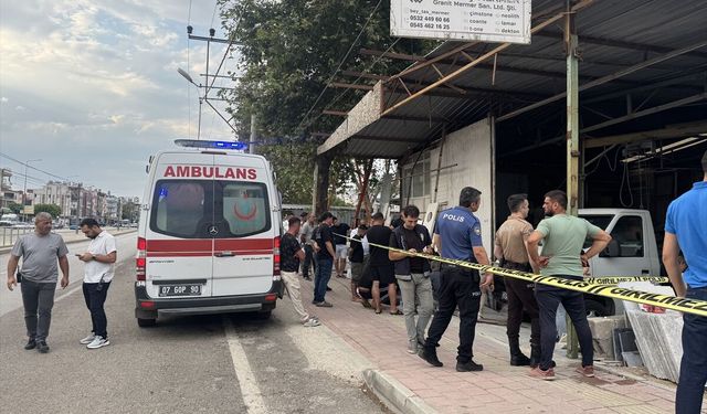 Antalya'da atölyede üzerine mermer blok düşen kişi hayatını kaybetti