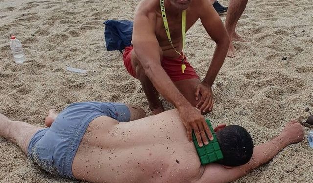 Antalya'da Boğulma Tehlikesi Geçiren Kişi Kurtarıldı