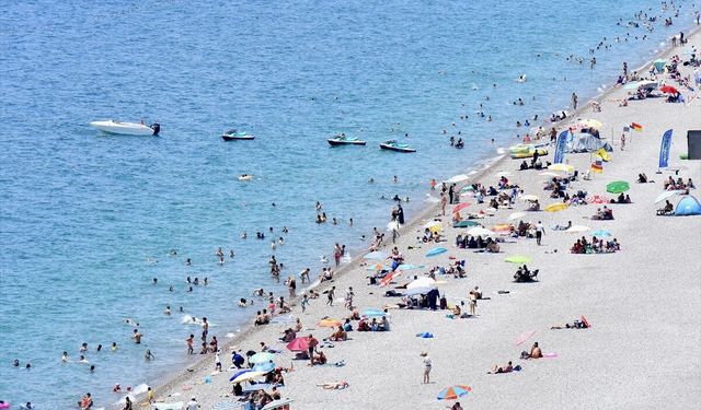 Antalya'da sıcak hava nedeniyle sahillerde yoğunluk yaşandı
