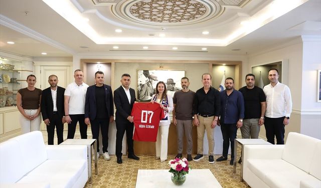 Antalyaspor yönetimi, Antalya Büyükşehir Belediye Başkan Vekili Özdemir'i ziyaret etti