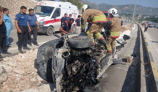 Defne ilçesinde refüje çarparak devrilen otomobildeki 3 kişi yaralandı