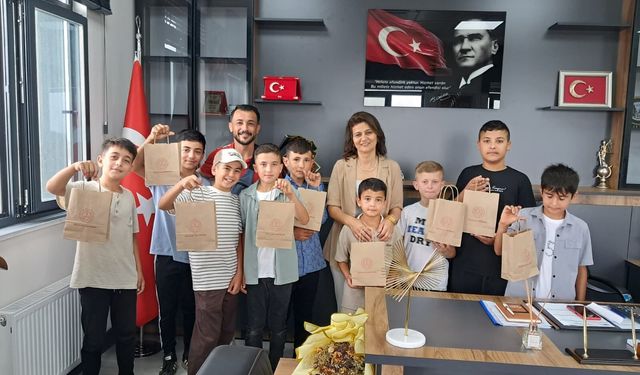 Şampiyonaya Gidecek Öğrencilere Elif Aksay'dan Tebrik ve Hediye