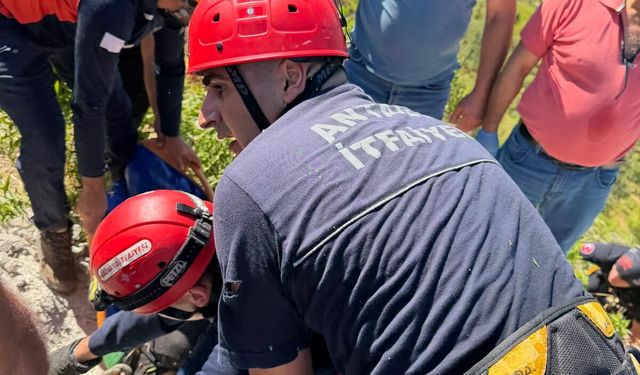 GÜNCELLEME 2 - Antalya'da uçuruma yuvarlanan minivandaki 5 kişi hayatını kaybetti