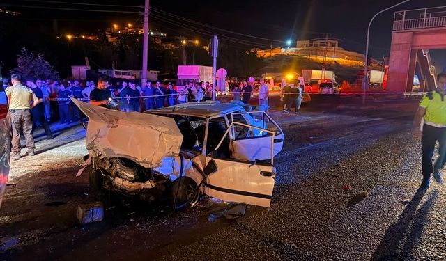 GÜNCELLEME - Adana'da otomobilin trafik ışıklarında bekleyen araca çarpması sonucu 2 kişi öldü, 2 kişi yaralandı