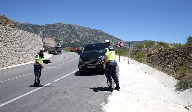 GÜNCELLEME - Antalya'da uçuruma yuvarlanan minivandaki 5 kişi hayatını kaybetti