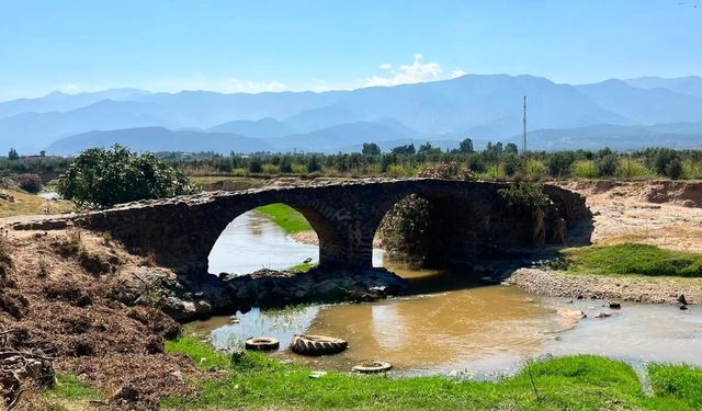 Hassa Ardıçlı'daki Tarihi Taş Köprü Zamana Direniyor