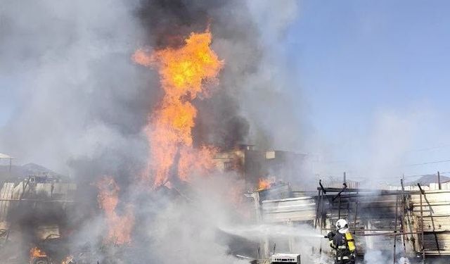 Hatay Hassa'da Hurdalık ve Dorse Yangını Söndürüldü