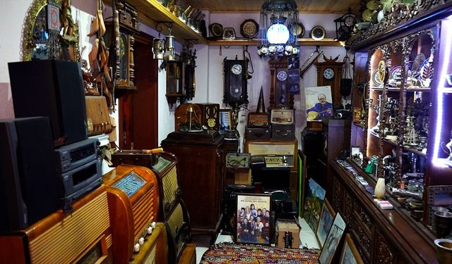 Hobi olarak biriktirmeye başladığı tarihi ve kültürel objeleri köy evinde sergiliyor