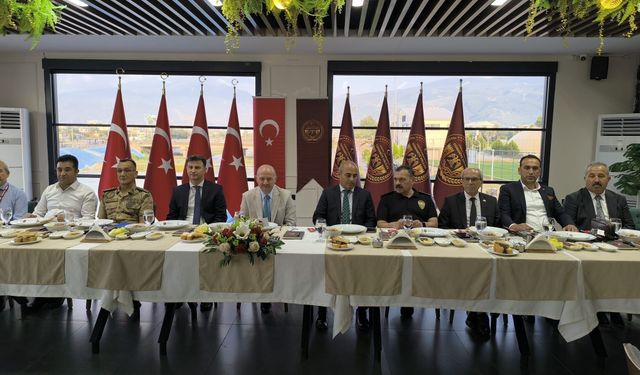 Vali Serdengeçti Osmaniye'de Basın Mensupları ile bir araya geldi