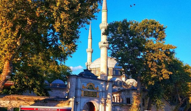 İstanbul Eyüp Sultan Manevi Atmosferiyle Ziyaretçi Ağırlıyor