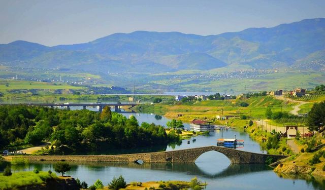 Kahramanmaraş'ta Asırlık Ceyhan Taş Köprü İlgi Görüyor