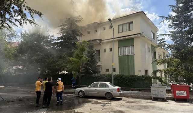 Kahramanmaraş'ta binanın çatısında çıkan yangın söndürüldü