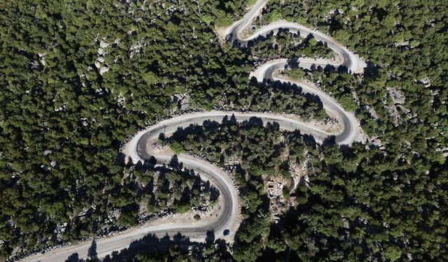 Köprüçay'dan Selge Antik Kenti'ne uzanan kıvrımlı yol dronla görüntülendi
