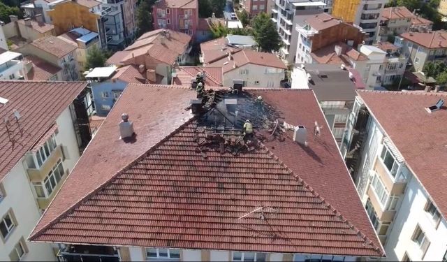 Kütahya’da Yıldırım Apartman Çatısında Yangın Çıkardı