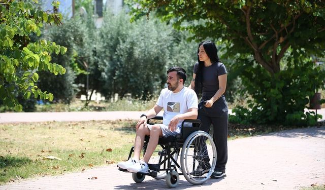 Maganda kurşunuyla engelli kalan genç eşinin desteğiyle hayata tutunuyor