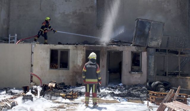 Mersin'de sebze ve meyve sevkiyatı yapan işletmede çıkan yangın söndürüldü