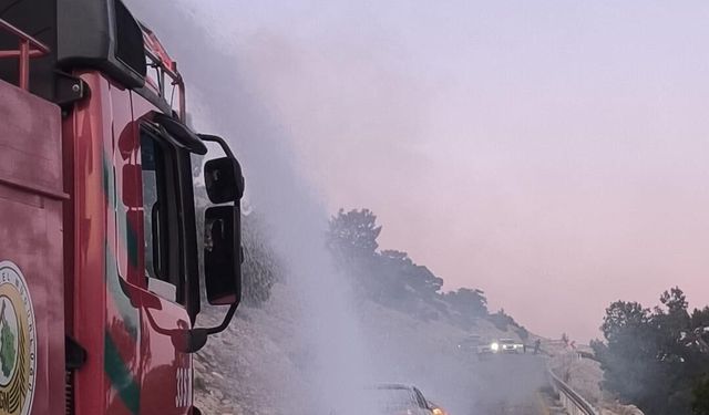 Mersin'de seyir halindeyken alev alan otomobilde hasar oluştu