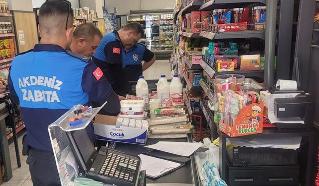 Mersin'de şikayet üzerine denetlenen zincir markette tarihi geçmiş 135 ürün bulundu