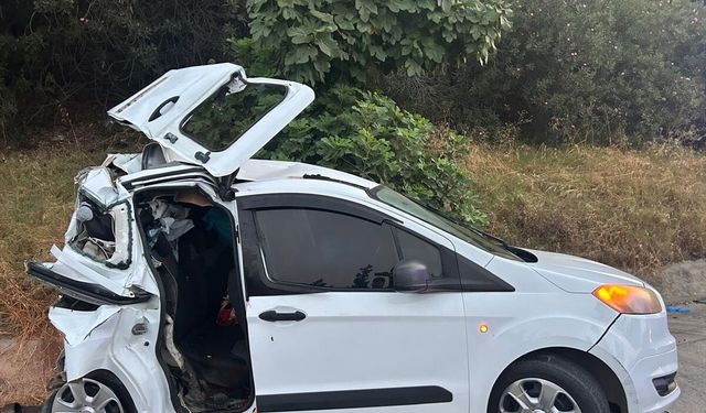 Mersin'de tırın çarptığı hafif ticari araçtaki 2 kişi öldü, 2 kişi yaralandı