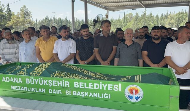 Mersin'de trafik kazasında ölen anne ve oğlunun cenazeleri Adana'da defnedildi