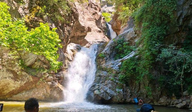 Osmaniye Cebel’de Makmusa Şelalesi Doğa Severleri Büyüledi