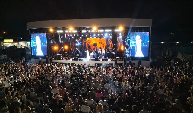 Seda Sayan Manavgat'ta konser verdi