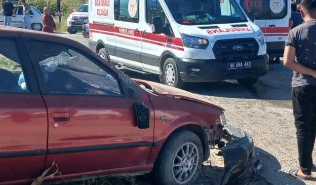 Sumbas Yolunda Kaza İki Otomobil Çarpıştı 5 Yaralı