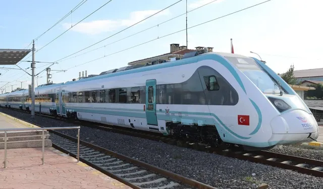 Milli Elektrikli Tren Yeni Rotasında Yolcularla Buluşuyor