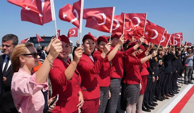 Vali Davut Gül Şampiyon Takımı Havalimanında Karşıladı