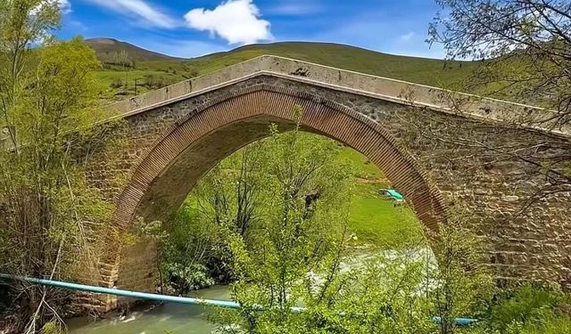 Van Bahçesaray’daki Kırmızı Köprü Tarihe Meydan Okuyor