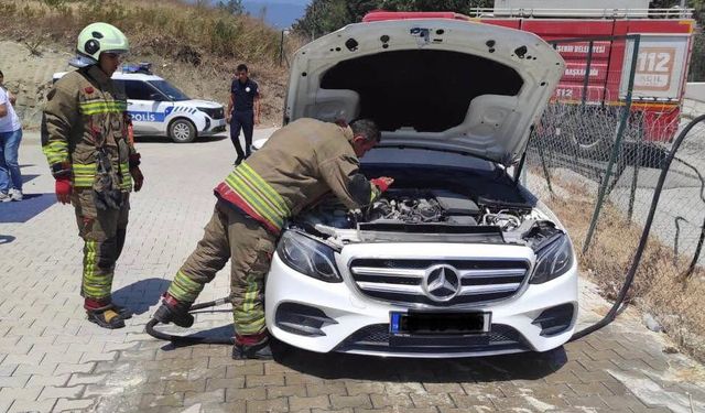 Antakya’da Araç Yangını Büyümeden Söndürüldü