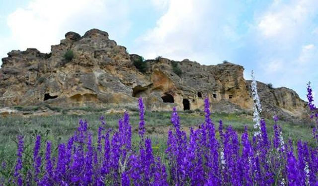 Gümüşhane’nin kayalara oyulan tarihi Çakırkaya Manastırı
