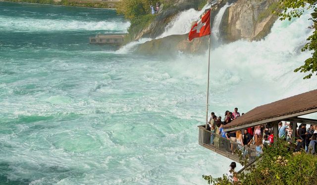 Avrupa’nın En Büyük Düzlük Şelalesi Ren Şelalesi