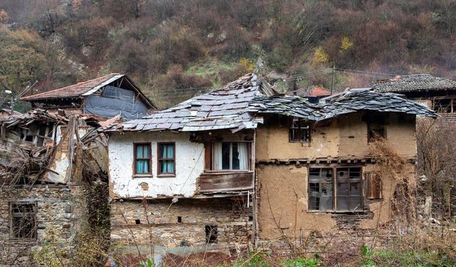 Terk Edilmiş Pomak Köylerinde Zamana Direnen Evler