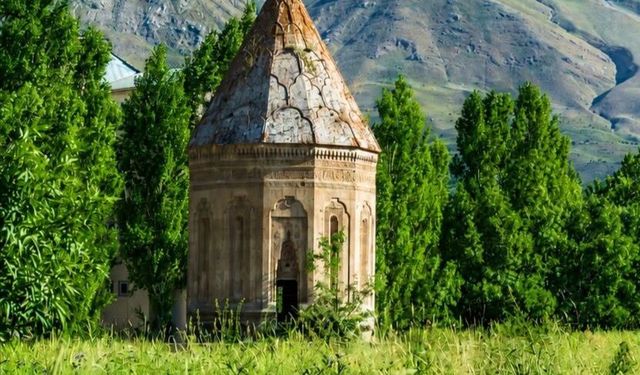 Gevaş’ta Tarih ve Artos Dağı Aynı Manzarada
