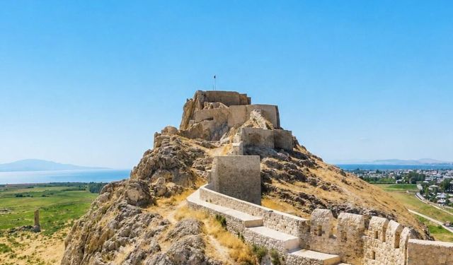 Van Kalesi Tarihin Gururu Van’ın Eşsiz Mirası