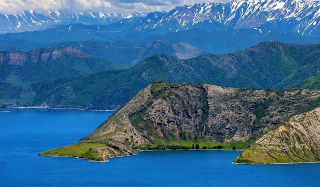 Van Gölü’nün mavisi dağların doruklarına ulaşıyor