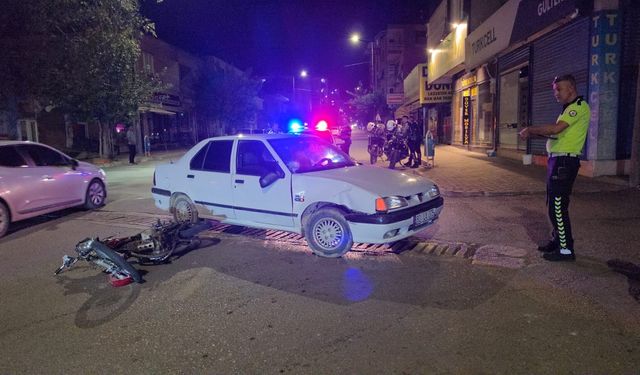 Adana'da otomobille çarpışan motosikletli yaralandı
