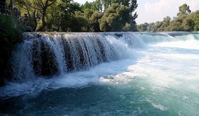 Antalya Manavgat’ın Eşsiz Şelalesi Ziyaretçi Akınına Uğruyor