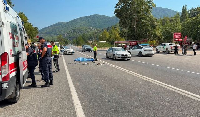 Antalya'da hafif ticari araçla minibüs çarpıştı