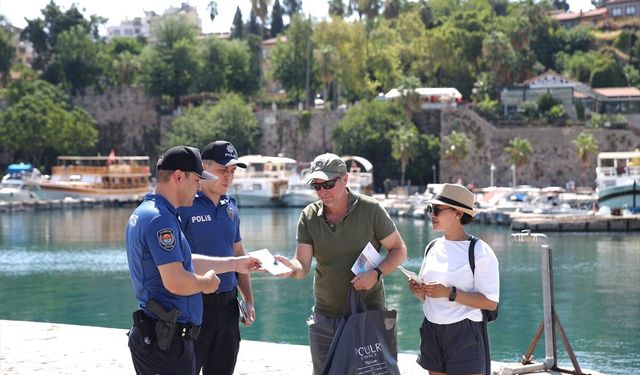 Antalya'da turizm polisleri, tatilcilerin huzuru için sahada