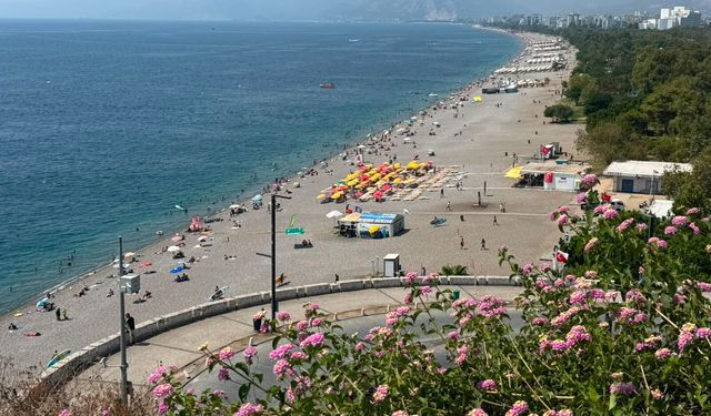 Antalya'da yüksek nem ve sıcaktan bunalanlar sahilleri doldurdu