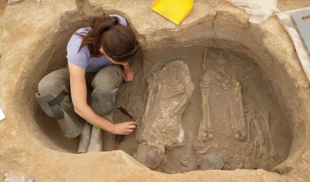 Çatalhöyük’te Gizemli Keşif! “Ölüler Evi”nin Yanında 8 Bebek İskeleti Bulundu