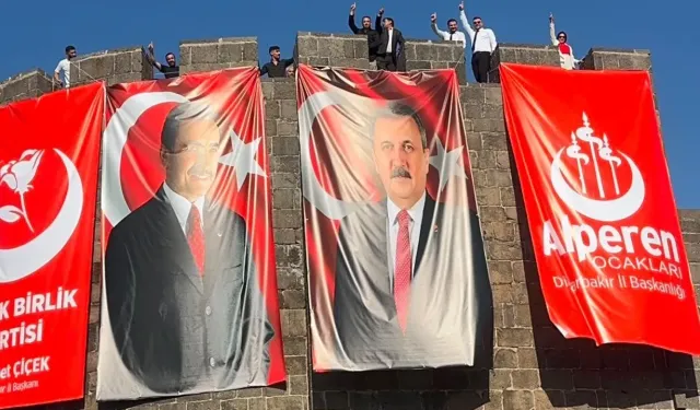 Diyarbakır Surları’nda Türk Bayraklı Etkinlik