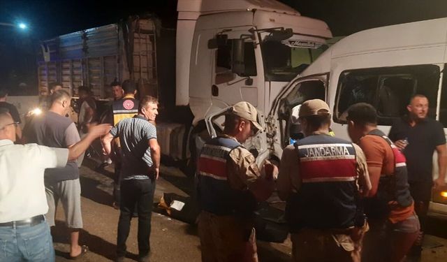 Hatay'ın Erzin ilçesinde servis minibüsü ile tır çarpıştı, 1 kişi öldü, 14 kişi yaralandı