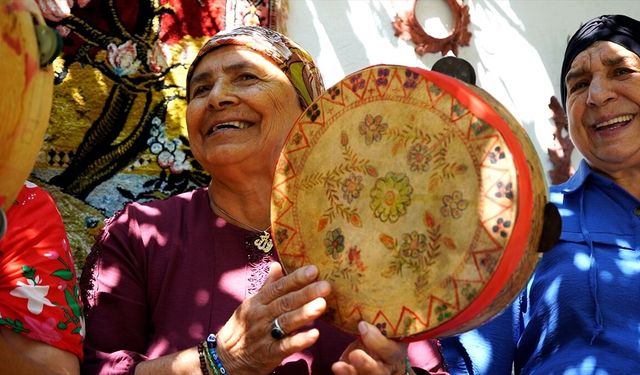 Isparta'da kadınların tef çalıp halkı düğünlere davet etme geleneği 300 yıldır yaşatılıyor